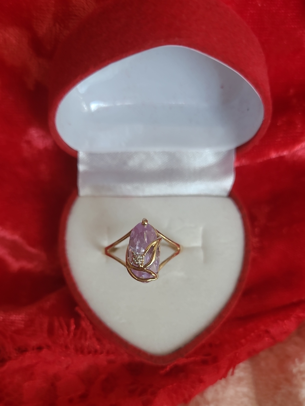 Beautiful Oval Amethyst Set In 10Kt Gold Ring With Diamond Accent.
